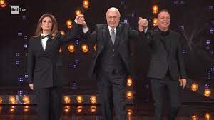 Nello stesso anno, la incontrada arrivava in italia. 20 Anni Che Siamo Italiani S2019 Serata Del 13 12 2019 Video Raiplay