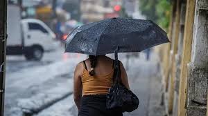Fortaleza e mais 80 cidades do CE podem sofrer com chuvas intensas e rajadas de vento até terça (24)