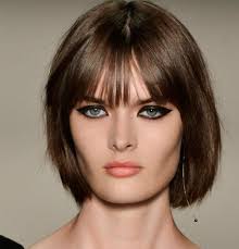 Les Tendances Coiffures Printemps Ete 2020 Qu On Va Vouloir Adopter Carre Court Frange Carre Court Frange Effilee Coupe Carre