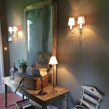 On aime l'esprit de cette ambiance brocante avec ces objets qui semblent chinés et qui apportent à votre déco authenticité et poésie. N Esprit Campagne Dans L Entree Deco Brocante Gite Aisne Picardie Espritcampagne Gitedecharme Espritbrocante Decor Home Decor Lamp