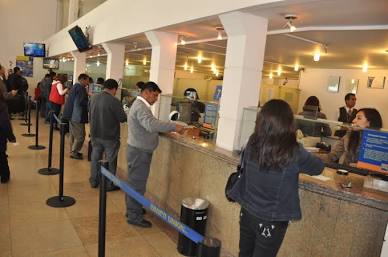 La banca pública ofrece planes para aliviar las deudas de los hogares, generada por IA
