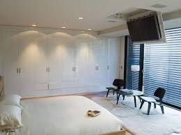 Tous Nos Conseils Pour Bien Installer Votre Tv Elle Decoration Eclairage Indirect Plafond Decoration Chambre Parentale Architecture Maison Moderne