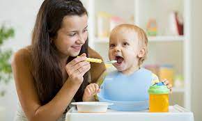 Da die kleine erst immer abends ab 21/22 uhr schläft, weiß ich nicht, wann ich ihr den abendbrei geben soll. Abendbrei Baby Ab Wann Zubereitung Infos Pampers