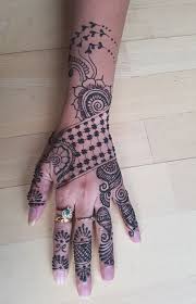 Traditional henna is drawn in delicate patterns on the hands and feet, but modern henna is applied in all sorts of designs anywhere on the body. Mehndi Henna Tattoo Design Frankfurt Home Facebook