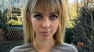 Ha nem a dögös szőkeség mellbimbóit nézi minden képen, alighanem hazudik!  18+ fotók | BorsOnline