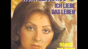 G7+ a+m c7 dm das karussell wird sich weiterdrehn c+ g+7 f c7 auch wenn wir auseinandergehn c+ f. Vicky Leandros Ich Liebe Das Leben Youtube