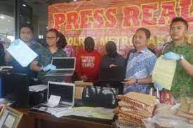 Jangan mau melamar kesana sudah banyak korban di minta uang 1.5 juta tapi . Kelompok Penipu Berkedok Pemberi Lowongan Kerja Ditangkap Di Jakarta Timur