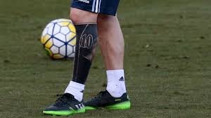 Beginnings 2015 · messi got a full sleeve tattoo on his right arm. Fussballer Tattoos Messi Lasst Sich Einen Stutzen Tatowieren Sport Sz De