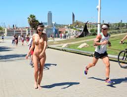 全裸ジョギング】ふぁぁぁ～っ！！全裸でジョギングする女のおっぱいがすげーぞｗｗｗｗ | エロ画像CLUB