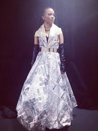 Terinspirasi dari foto supermodel, tiggy, tren menggunakan koran sebagai karya haute couture tersebut masih diingat pecinta fashion. Uniknya Gaun Kertas Koran Tantri Chua Kotak Global Liputan6 Com