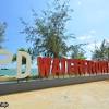 Sensasi menyeberangi lautan dengan berjalan kaki melintasi jembatan kayu sepanjang 182 meter adalah hal yang menyenangkan. 1