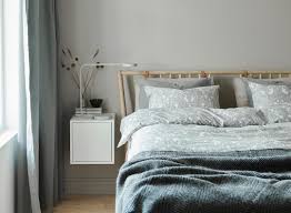 Optez Pour Un Caisson Eket En Guise De Table De Chevet Suspendue Pour Une Chambre Minimaliste Originale Ikeafranc Ikea Ideer Dynebetraek Ikea Sovevaerelse