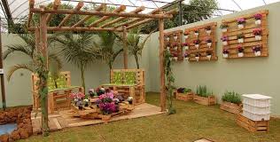 Palets De Madera Para Decoracion Nuevas Ideas Jardines Rusticos Jardin Con Palets Muebles De Jardin