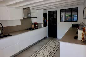 Cuisine Blanche Sol Carreaux Gris Et Imitation Ciment Motif Noir Et Blanc Verriere Atelier Plan De Travail Granit Gris Kitchen Kitchen Cabinets Home