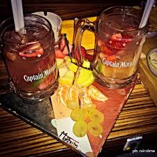 La caipiroska alla fragola è uno dei drink più amati dai giovani che iniziano ad approcciare con la mixology, grazie alla sua dolcezza è un drink che piace veramente a tutti. Intanto Che Decidiamo Cosa Bere Portaci Una Caipiroska Al Flickr