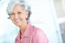Retrato De Anciana Sonriendo Con Dientes Blancos Sanos. Bella Anciana  Parada Sola Dentro De Una Habitación. Feliz Imagen de archivo
