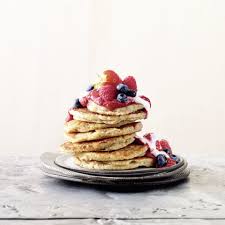 Pancakes Mit Joghurt Und Beeren Rezept Pancakes Mit Joghurt Zuckerfreie Snacks Zuckerfreie Rezepte