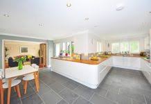Erfahren sie hier, mit welchen kosten sie rechnen müssen, wenn sie in einzelnen räumen ihrer wohnung oder ihres hauses neue teppichboden verlegen lassen wollen und diese arbeiten von professionellen handwerkern oder. Teppich Verlegen Kosten 2021 Kostenbeispiel Preisliste