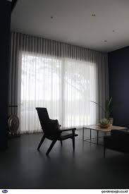 Dengan mengetahui ukuran ruang tamu, anda tinggal menentukan membeli perabot seperti model sofa untuk ruang tamu kecil yang sesuai dengan malamnya bisa dengan mudah dengan ditutup tirai lebar. Hindari Kesalahan Fatal Saat Menata Ruang Tamu Kecil Minimalis Gorden Minimalis