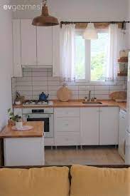 Cevap karmod prefabrik konut önceden hazırlanmış beton zemin üzerine monte edilir ve zemine montajı ankrajlarla veya çelik dübellerle yapılmaktadır. Bu Kucuk Prefabrik Ev Guneye Yerlesme Hayalinin Gerceklesmis Hali Ev Gezmesi