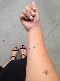 Tatouage Doigt Annulaire Demi Lune Tatouage Sur Le Doigt Tatouage Doigt Tatouage
