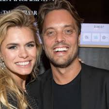 Heftige discussie om déze foto van Nicolette van Dam en haar gezin