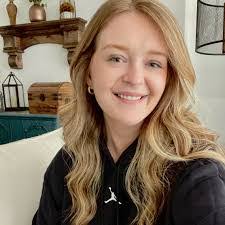 Nicole Kammer's Instagram, Twitter & Facebook