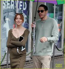 Dearest readers, pete davidson and phoebe dynevor have taken their romance to wimbledon. Neagzvc0btxf4m