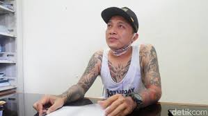 Sebagian orang melihat mereka sebagai kejahatan yang diperlukan demi tujuan baik. Tentang Hoho Kades Yang Viral Gegara Tubuh Bertato Bak Yakuza