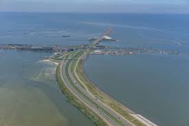The afsluitdijk is a causeway linking together the provinces of friesland and north holland in the netherlands. Debat Over Afsluitdijk Uitgesteld Cobouw Nl