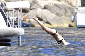 Rozhodla sa, že si pred letom zaobstará nové plavky. Kate Moss 43 Vystrihla Sipku A Plavky Mela Na Pupku Ahaonline Cz