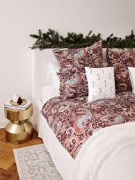 Un ambiente dove difficilmente entrano altre persone se non quando vengono a trovarti per la prima volta nella casa nuova. 6 Idee Per Decorare La Camera Da Letto Per Natale Westwing
