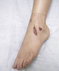 Dieses temporäre feder tattoo eignet sich perfekt zum ausprobieren eines feder tattoos. 1001 Fuss Tattoo Kette Inspirationen Die Die Besten Zier Furs Knochel Sind Tattoos Zenideen Tattoo Kette Fusstattoos Fusskettchen Tattoo