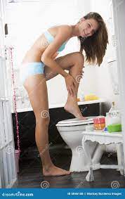 Mulher no banheiro foto de stock. Imagem de pele, aplique 