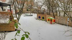 A microwave, a fridge and oven are also provided, as well as a kettle and a coffee. Kinderkrippe Haus Monika Skf Munchen