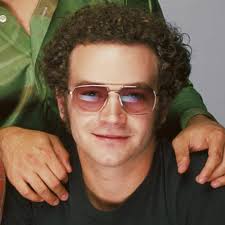 Danny masterson gab seinen pass ab. Die Wilden Siebziger S08e22 Das Grosse Finale That 70s Finale Fernsehserien De