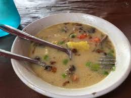 Bila anda dan keluarga ingin makan lesehan sekaligus menikmati indahnya alam, maka tempat makan lesehan ini patut dikunjungi. Catatan Kuliner Budi Lee