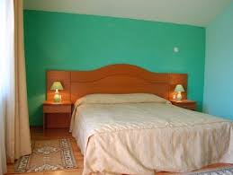 La parterul pensiunii se afla o sala de mese si bucataria utilata modern, masa de biliard si masa de tenis, iar la demisol unitatea dispune de o baza moderna de tratament. Hotel Pensiunea Trei Brazi Baile Olanesti