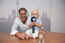 Mitte februar kündigte janni kusmagk (30) an, dass sie eine weile ohne ihren mann peer kusmagk (45) auskommen müsse. Peer Kusmagk Ab Sofort Mit Sohn Emil Ocean Am Wochenende Bei 94 3 Rs2 On Air Radioszene