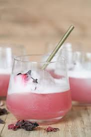 Easy Hibiscus Gin Sour Rezept Gin Sour Gin Lustige Getranke