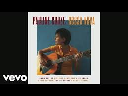 Essa moça tá diferente / já não me conhece mais / está pra lá de pra frente / está me passando pra trás / essa moça tá decidida / a se supermodernizar. Original Versions Of Essa Moca Ta Diferente By Pauline Croze Feat Flavia Coelho Secondhandsongs