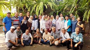 Mereka sulit menerima kenyataan cintanya kandas di tengah jalan. Arisan Alumni Arsitektur Ui