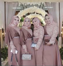 Hal ini karena baju gamis sendiri memiliki model yang sangat simpel dan mudah digunakan serta tidak ribet. 100 Inspirasi Model Baju Gamis Brokat Terbaru Kekinian Dan Modern Wikipie Co Id