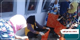 Dengan 500 ml, anda bisa mewarnai sekitar 12 kaus.8 x teliti sumber. Contoh Gambar Pewarnaan Batik Naptol Kataucap