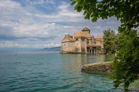 La fondation du château de chillon a pris toutes les mesures nécessaires dans les zones d'attente et de déplacement pour garantir une distance de 1.5 mètres entre les personnes grâce à des. Le Chateau De Chillon Monument Historique Le Plus Visite De Suisse
