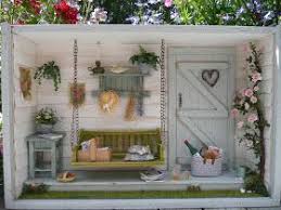 L Idee Me Plaisait Recreer Le Decor D Un Lieux Changeant Au Fil Des 4 Saisons Les Stages Se Sont Deroules A L Autom Cabane Jardin Meubles Maison De Poupee
