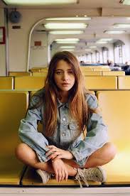 Girl On Public Transportation Fotografiya V Industrii Mody Fotosessiya Pozy Pozy Modelej
