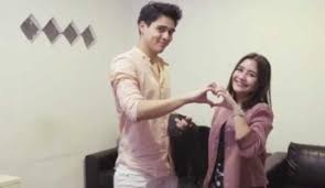 Salah satunya mengenai reaksi prilly apabila bertemu dengan mantan kekasih yang sedang jalan bareng pacar baru. Bulan Ramadan Prilly Latuconsina Dan Maxime Bouttier Tetap Pacaran