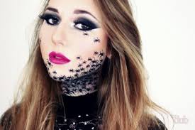 Schminken Halloween Ideen Fur Alle Damen Kleine Spinnen Auf Dem Gesicht Rosarote Lippen Lange H Halloween Schminktipps Schminken Halloween Halloween Gesicht