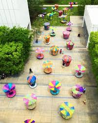 Puedes decorar dormitorios con papel pintado rosa, lindo material gráfico, y muebles cómodos. Juegos Para Ninos Trompos Mexicanos Reinterpretados Diariodesign Com Parques Lineales Disenos De Unas Trompos